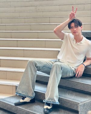 Phiravich Attachitsataporn Instagram - นั่งคนเดียวเธอเหงารึเปล่า