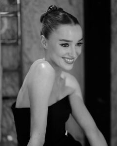Actress Phoebe Dynevor HD Instagram Photos and Wallpapers December 2021