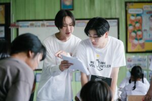 Phuwin Tangsakyuen Instagram - ลาก่อนนะพีม…ต้องบอกก่อนเลยว่าตอนอ่านบทตัวละครนี้เราเครียดมาก ครต.นี้มีความคล้ายปีแต่เป็นปีในแบบที่โตกว่า เลยต้องมาดีไซน์ตัวละครให้มันมีความแตกต่าง เราเลยได้ลองทำสิ่งที่เราไม่เคยทำกับตัวละครไหนเลยคือการใส่ตัวเองเข้าไปในตัวละคร เผ็นสิ่งที่ไม่เคยทำเลยเพราะเราจะเป็นคนที่ชอบแยกชีวิตจริงกับตัวละคร แต่พอได้ทำแล้ว เราได้เรียนรู้อะไรมากมายเมื่อเราได้เป็นตัวละครที่มีความเหมือนตัวเอง มันทำให้เราได้เห็นชีวิตของการอยู่กับเพื่อนและการอยู่กับแฟนในมุมมองใหม่ๆที่เราไม่เคยได้มองมาก่อน ขอบคุณพีมมากๆนะที่สอนให้เรามองชีวิตรักและมิตรภาพในมุมมองที่เราไม่เคยได้เห็น ใช้ชีวิตให้สนุกนะ 🎨