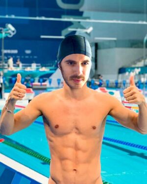 Pierpaolo Spollon Instagram - Così, come un @nicolomartinenghi qualsiasi. 🥇

P.S. Credits addominali il real DOC @matteorestivo 

-
#paris2024 #giochiolimpici #nuoto #olympics #spollondì