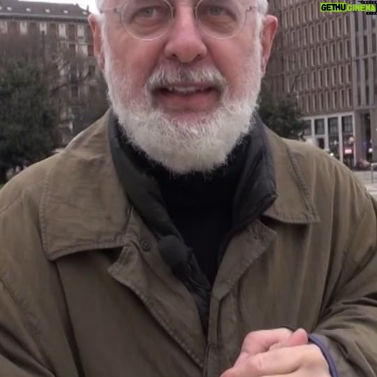 Pif - 2.3K Likes - #Pif e Francesco Bonami @thebonamist, curatore di fama internazionale, passeggiano per Milano visitando le opere d'arte che adornano le piazze e le strade. Può l'arte essere pubblica e gratuita? Stasera #14marzo a #CaroMarziano alle 20.15 su #Rai3.