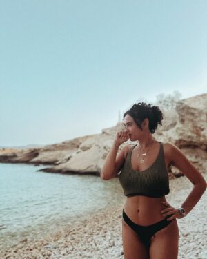Pinelopi Plaka Instagram - Ξημέρωμα στο Κουφονήσι. Η νύχτα σβήνει μόνο με βουτιά. Με ότι έχει ο καθένας. Με μπλουζάκια ή χωρίς. Με εσώρουχα ή χωρίς. Το καλύτερο ντεπόν μετά από ξενύχτι! 🤍🧿_____________________________________________________

#sunrise #summer #summertime #makingmemories #cyclades #island #islandlife #allnight #feelfree