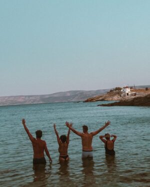 Pinelopi Plaka Instagram - Ξημέρωμα στο Κουφονήσι. Η νύχτα σβήνει μόνο με βουτιά. Με ότι έχει ο καθένας. Με μπλουζάκια ή χωρίς. Με εσώρουχα ή χωρίς. Το καλύτερο ντεπόν μετά από ξενύχτι! 🤍🧿_____________________________________________________

#sunrise #summer #summertime #makingmemories #cyclades #island #islandlife #allnight #feelfree