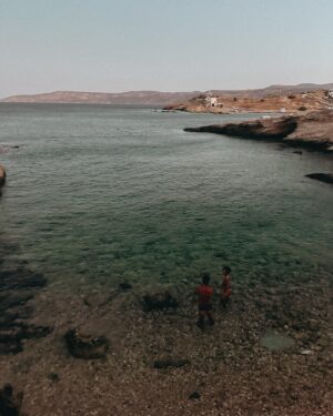 Pinelopi Plaka Instagram - Ξημέρωμα στο Κουφονήσι. Η νύχτα σβήνει μόνο με βουτιά. Με ότι έχει ο καθένας. Με μπλουζάκια ή χωρίς. Με εσώρουχα ή χωρίς. Το καλύτερο ντεπόν μετά από ξενύχτι! 🤍🧿_____________________________________________________

#sunrise #summer #summertime #makingmemories #cyclades #island #islandlife #allnight #feelfree