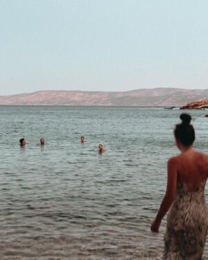 Pinelopi Plaka Instagram - Ξημέρωμα στο Κουφονήσι. Η νύχτα σβήνει μόνο με βουτιά. Με ότι έχει ο καθένας. Με μπλουζάκια ή χωρίς. Με εσώρουχα ή χωρίς. Το καλύτερο ντεπόν μετά από ξενύχτι! 🤍🧿_____________________________________________________

#sunrise #summer #summertime #makingmemories #cyclades #island #islandlife #allnight #feelfree