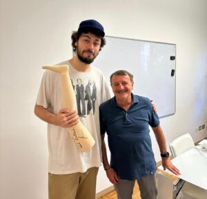 Pinguini Tattici Nucleari Instagram - Ogni tanto nella vita ti capitano cose bellissime, come il privilegio di tenere in mano un Garpez con @giacomoporetti_ufficiale . Purtroppo non me l’ha lasciata, ma non temete: ho già chiamato il mio falegname… Domani alle 21 al teatro Oscar chiacchiereremo insieme per il @poretcast , se vi va. 🦵