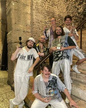 Pinguini Tattici Nucleari Instagram - All’arena di Verona per i #timmusicawards stasera ci hanno dato sei premi per questi ultimi mesi. Li vedete tutti in questa foto, uno per ciascuno. 
Hanno premiato i risultati di Fake News, Rubami la Notte e Ricordi, per tutti i platini. Dopo questi ci hanno dato il premio @earone.music per essere stati i più passati dalle radio. 
Sono gli ultimi due però ad averci dato una soddisfazione enorme: tour di diamante per quasi 600.000 presenze e tour dell’anno di assoconcerti. 
Abbiamo fatto qualcosa di incredibile, noi e voi, serata dopo serata, e questo viaggio è culminato con la festa di Campovolo. Questi premi, diciamolo,  sono anche vostri: dovremmo passarcelo di mano in mano, tu lo tieni sta settimana e io la prossima, come alle elementari! 
Questa sera concedeteci di festeggiare, un po’ perché è il mio compleanno (qui parla rik e ne faccio 29) e un po’ il tour passato, oltre che il prossimo. Sia chiaro, non perché siamo arrivati primi in qualcosa. Ma perché stasera, come non mai, non serve essere competitivi se sai di essere competente. 🐧❤️