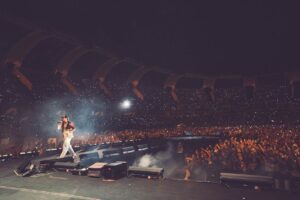 Pinguini Tattici Nucleari Instagram - Bari, ottava data del tour. In una serata insolitamente freschina, il calore che il pubblico pugliese ha riservato a noi sei trimoni ce lo ricorderemo per tanto tempo. In particolare ringraziamo tutti quelli e quelle che ieri sono venuti da lontano: da Foggia o da Lecce, ma anche addirittura dalla Campania o dalla Calabria.  Vi promettiamo che, al prossimo tour, saremo noi ad avvicinarci a voi. Dicevo, giunti all’ottava data iniziamo a percepire che tra poco questo viaggio finirà, con la grande festa di Reggio Emilia. Inutile dire che la malinconia inizia a farsi sentire, ma è una malinconia utile. È terreno fertile per nuove canzoni, idee e suggestioni. Ora però i pensieri sono rivolti alla Sicilia e alla Sardegna: stiamo arrivando! ❤️