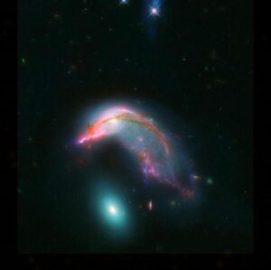 Pinguini Tattici Nucleari Instagram - Qualche giorno fa la pagina ufficiale della @nasa ha riproposto questa immagine, di qualche anno fa, di questo “pinguino spaziale”. Sono due galassie interagenti che con il tempo si fonderanno tra loro. Per ora sembra quasi che il pinguino stia proteggendo il suo uovo. Ci sembrava giusto condividere questa bellezza anche qui. 🐧