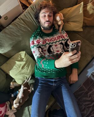 Pinguini Tattici Nucleari Instagram - Io posando con il nuovo maglione di Natale dei PTN e due bracchi giusto per non farmi mancare niente. Ps. Se lo volete lo trovate nelle stories (il maglione non il bracco, non abbiamo bracchi nel merch) 🐧❤️