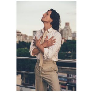 Piru Saez Instagram - Y como sigue esto?
Sea como sea, que sea cuidándonos juntos ❤️🙏🏻
Por este momento como siempre y más, tengo mucho para dar. Se vienen mis canciones nuevas.
Por un lado, más personal, para mover tu espíritu, diferente a lo que hice antes y llevará el nombre con el que me conocen.
Por otro lado, conectando al rock de mi corazón, en una nueva etapa con mis queridos @coverheadsrock .
Y también, al fin realizar un sueño de tanto amor y tiempo con las primeras canciones de @deniseromanook .
Te invito y te recibo con el alma abierta y una canción que te deje algo bueno.
Han pasado muchas, muchísimas cosas transformadoras hasta llegar aquí y hoy lo siento fuerte de corazón: 2020 nos quiere encendidos, multifacéticos y aportando lo mejor desde nuestro humilde lugar. Sumemos.
Esto ya esta sucediendo. Adelante.
❤️
#musica #presente #futuro 
#nuevaera #nuevotiempo 
ph @marianonocitto