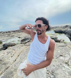 Piru Saez Instagram - Domingo con D de Dios mío que bien se siente sacarse las espinas y cambiar la piel para volver a sonreír como torito bailarín incansable, de esos que te puedan regalar alguna para cantar abrazados hasta embriagar de energía. Ahora si, creo ya estoy en mí, listo para salir al ruedo, porque este 2023 es hora de volver a cantar para la gente despierta y darle motivos a quienes duermen para que no se queden viendo la vida pasar. 
Algo nuevo (siempre) nos esta esperando para activar. 
Abrazo costero! Un beso en la nariz y arriba que este año es de los que quieran amar y poner música.
P.