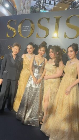 Piya Sawetpikul Instagram - #ก้องแอบดู #กัองขอเผือก เหล่าบรรดาหุ้นส่วนคนสำคัญของ #SOSIS ที่งานเปิดตัว #candyblinksosisxpaipai @numwanz @navintar