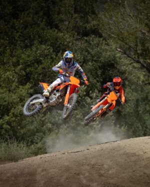 Pol Espargaró Instagram - JG26 X PE44! 🔥

The duo you never knew you needed. 😎

Stay tuned to see what the boys have been up to in their downtime! 👀 

#KTM #ReadyToRace #Enduro #EnduroGP #MotoGP