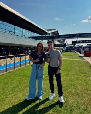 Pol Espargaró Instagram - • Mi recap del finde en el #SilverstoneGp con @izaskunruizgp y todo el equipo @dazn_es 🤩 que ganas del próximo…!!!
• My weekend recap at #SilverstoneGp w @izaskunruizgp & @dazn_es team 🤩 can’t wait to next one…!!! 
#MotoGp
📸 @davidacedo