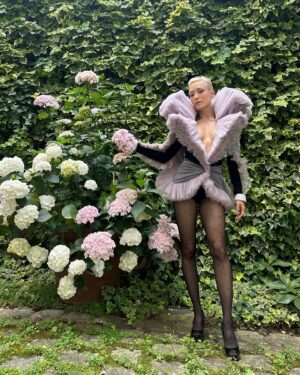 Pom Klementieff Instagram - ✨ @viktorandrolf & hydrangeas before going to the show! ✨