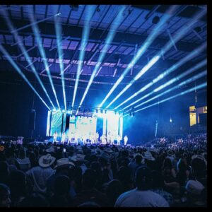 Poncho Lizarraga Instagram - ¡Omaha, N,B ! 🎶 Gracias a todos los que nos acompañaron anoche en una presentación inolvidable. Su energía y entusiasmo nos hicieron sentir como en casa. Fue increíble ver a tanta gente disfrutando de nuestra música. ¡Nos llevamos sus aplausos en el corazón! #BandaElRecodo #GraciasPorSuApoyo