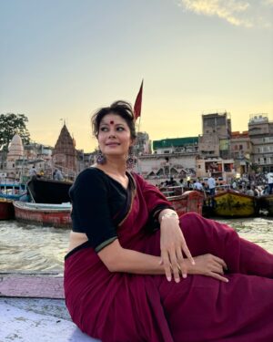 Pooja Batra Instagram - बनारस, वाराणसी या काशी बोलो इस दुनिया के सबसे प्राचीन शहर में भोले नाथ जी का आशीर्वाद लेने 🛕और माँ गंगा को स्पर्श करने आना ही था 🙏🙌 #harharmahadev