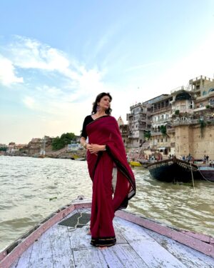 Pooja Batra Instagram - बनारस, वाराणसी या काशी बोलो इस दुनिया के सबसे प्राचीन शहर में भोले नाथ जी का आशीर्वाद लेने 🛕और माँ गंगा को स्पर्श करने आना ही था 🙏🙌 #harharmahadev