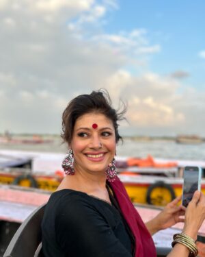 Pooja Batra Instagram - बनारस, वाराणसी या काशी बोलो इस दुनिया के सबसे प्राचीन शहर में भोले नाथ जी का आशीर्वाद लेने 🛕और माँ गंगा को स्पर्श करने आना ही था 🙏🙌 #harharmahadev