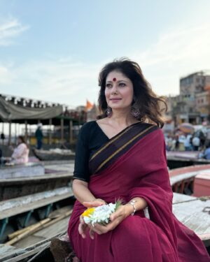 Pooja Batra Instagram - बनारस, वाराणसी या काशी बोलो इस दुनिया के सबसे प्राचीन शहर में भोले नाथ जी का आशीर्वाद लेने 🛕और माँ गंगा को स्पर्श करने आना ही था 🙏🙌 #harharmahadev