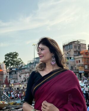 Pooja Batra Instagram - बनारस, वाराणसी या काशी बोलो इस दुनिया के सबसे प्राचीन शहर में भोले नाथ जी का आशीर्वाद लेने 🛕और माँ गंगा को स्पर्श करने आना ही था 🙏🙌 #harharmahadev