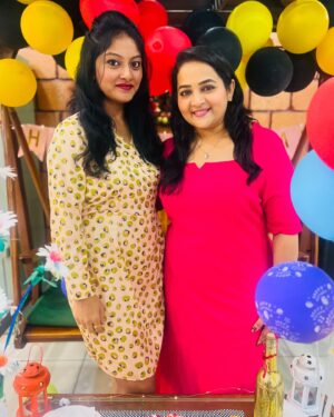 Pooja Murthy Instagram - 🫶🏽 Friends are the family we choose, and I am really greatful for mine 🥰 We laugh together, cry together, make memories together that last forever ❤️ @chitra_dev_palani @malavika_manoharan05 @arpitha.__.srinivas Thank u girls for making dis birthday a memorable one 🥰

#latepost #birthdaygirl #birthdaycelebrations #friendshipgoals #friendslikefamily #love #memories #forever #togeatherforever #simpleandcute #celebration