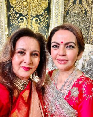 Poonam Dhillon Instagram - The grandest most well organized wedding  of the decade I think.. what made it even more beautiful was the warmth of the Family.. .. specially Nita jis very warmly insisting .. Khana kha ke jaana & telling staff .. make sure she eats dinner. Radhika’s sweet way of asking why Paloma my daughter has not come…. In spite of them being on their feet for Hours .. meeting thousands of friends . Kudos to the warm hospitable gracious hosts they are .. including Mukesh Ji.  Memories  is what remain  @ambani_update @nita.ambaniii #ambaniwedding