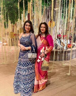 Poonam Dhillon Instagram - The grandest most well organized wedding  of the decade I think.. what made it even more beautiful was the warmth of the Family.. .. specially Nita jis very warmly insisting .. Khana kha ke jaana & telling staff .. make sure she eats dinner. Radhika’s sweet way of asking why Paloma my daughter has not come…. In spite of them being on their feet for Hours .. meeting thousands of friends . Kudos to the warm hospitable gracious hosts they are .. including Mukesh Ji.  Memories  is what remain  @ambani_update @nita.ambaniii #ambaniwedding
