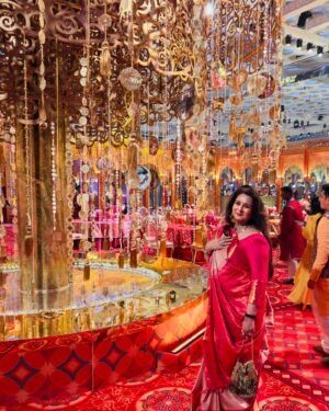 Poonam Dhillon Instagram - The grandest most well organized wedding  of the decade I think.. what made it even more beautiful was the warmth of the Family.. .. specially Nita jis very warmly insisting .. Khana kha ke jaana & telling staff .. make sure she eats dinner. Radhika’s sweet way of asking why Paloma my daughter has not come…. In spite of them being on their feet for Hours .. meeting thousands of friends . Kudos to the warm hospitable gracious hosts they are .. including Mukesh Ji.  Memories  is what remain  @ambani_update @nita.ambaniii #ambaniwedding
