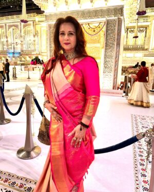 Poonam Dhillon Instagram - The grandest most well organized wedding  of the decade I think.. what made it even more beautiful was the warmth of the Family.. .. specially Nita jis very warmly insisting .. Khana kha ke jaana & telling staff .. make sure she eats dinner. Radhika’s sweet way of asking why Paloma my daughter has not come…. In spite of them being on their feet for Hours .. meeting thousands of friends . Kudos to the warm hospitable gracious hosts they are .. including Mukesh Ji.  Memories  is what remain  @ambani_update @nita.ambaniii #ambaniwedding