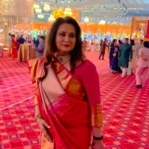 Poonam Dhillon Instagram - The grandest most well organized wedding  of the decade I think.. what made it even more beautiful was the warmth of the Family.. .. specially Nita jis very warmly insisting .. Khana kha ke jaana & telling staff .. make sure she eats dinner. Radhika’s sweet way of asking why Paloma my daughter has not come…. In spite of them being on their feet for Hours .. meeting thousands of friends . Kudos to the warm hospitable gracious hosts they are .. including Mukesh Ji.  Memories  is what remain  @ambani_update @nita.ambaniii #ambaniwedding