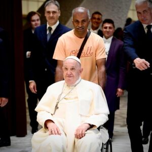 Pope Francis Instagram - EN: All of us sometimes find ourselves, in life, in situations beyond our strength and ask ourselves: “How can I cope with this situation?”. It helps, in such cases, to remember that “With God nothing will be impossible” (Lk 1:37). And if we believe this, we will perform miracles.

PT: Cada um de nós por vezes se encontra em situações na vida que estão além das próprias forças e se pergunta: “Como posso lidar com esta situação?”. Ajuda, nestes casos, recordar que “nada é impossível para Deus” (Lc 1,37). Se acreditarmos nisso, faremos milagres.

ES: Cada uno de nosotros se encuentra a veces, en la vida, en situaciones que superan sus fuerzas y se pregunta: “¿Cómo puedo hacer frente a esta situación?”. Ayuda, en tales casos, recordar que “nada hay imposible para Dios” (Lc 1,37). Si creemos esto, haremos milagros.

IT: Ognuno di noi si trova a volte, nella vita, in situazioni superiori alle proprie forze e si domanda: “Come posso affrontare questa situazione?”. Aiuta, in questi casi, ricordare che “nulla è impossibile a Dio” (Lc 1,37). Se noi crediamo questo, faremo miracoli.

DE: Jeder von uns sieht sich manchmal mit Situationen konfrontiert, die die eigenen Kräfte übersteigen, und fragt sich: “Wie kann ich damit umgehen?”. Dann hilft es, sich daran zu erinnern, dass “für Gott nichts unmöglich ist” (Lk 1,37). Wenn wir das glauben, werden wir Wunder tun.