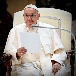 Pope Francis Instagram - EN: All of us sometimes find ourselves, in life, in situations beyond our strength and ask ourselves: “How can I cope with this situation?”. It helps, in such cases, to remember that “With God nothing will be impossible” (Lk 1:37). And if we believe this, we will perform miracles.

PT: Cada um de nós por vezes se encontra em situações na vida que estão além das próprias forças e se pergunta: “Como posso lidar com esta situação?”. Ajuda, nestes casos, recordar que “nada é impossível para Deus” (Lc 1,37). Se acreditarmos nisso, faremos milagres.

ES: Cada uno de nosotros se encuentra a veces, en la vida, en situaciones que superan sus fuerzas y se pregunta: “¿Cómo puedo hacer frente a esta situación?”. Ayuda, en tales casos, recordar que “nada hay imposible para Dios” (Lc 1,37). Si creemos esto, haremos milagros.

IT: Ognuno di noi si trova a volte, nella vita, in situazioni superiori alle proprie forze e si domanda: “Come posso affrontare questa situazione?”. Aiuta, in questi casi, ricordare che “nulla è impossibile a Dio” (Lc 1,37). Se noi crediamo questo, faremo miracoli.

DE: Jeder von uns sieht sich manchmal mit Situationen konfrontiert, die die eigenen Kräfte übersteigen, und fragt sich: “Wie kann ich damit umgehen?”. Dann hilft es, sich daran zu erinnern, dass “für Gott nichts unmöglich ist” (Lk 1,37). Wenn wir das glauben, werden wir Wunder tun.