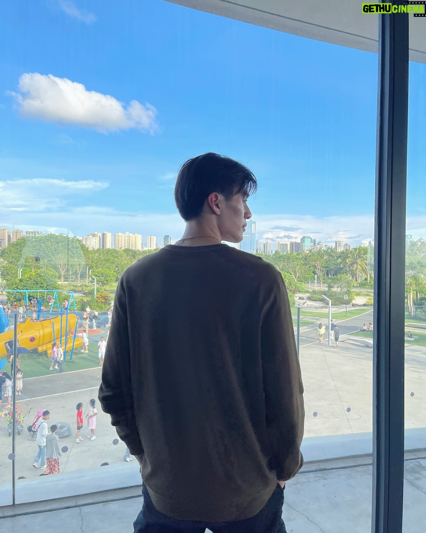 Pornpawit Putthisethakul - 2.2K Likes - Man with A Book , Look so calm , Warm in the heart as much as you can!😀😄 #SilenceQuote #海南 #图书馆 #公园