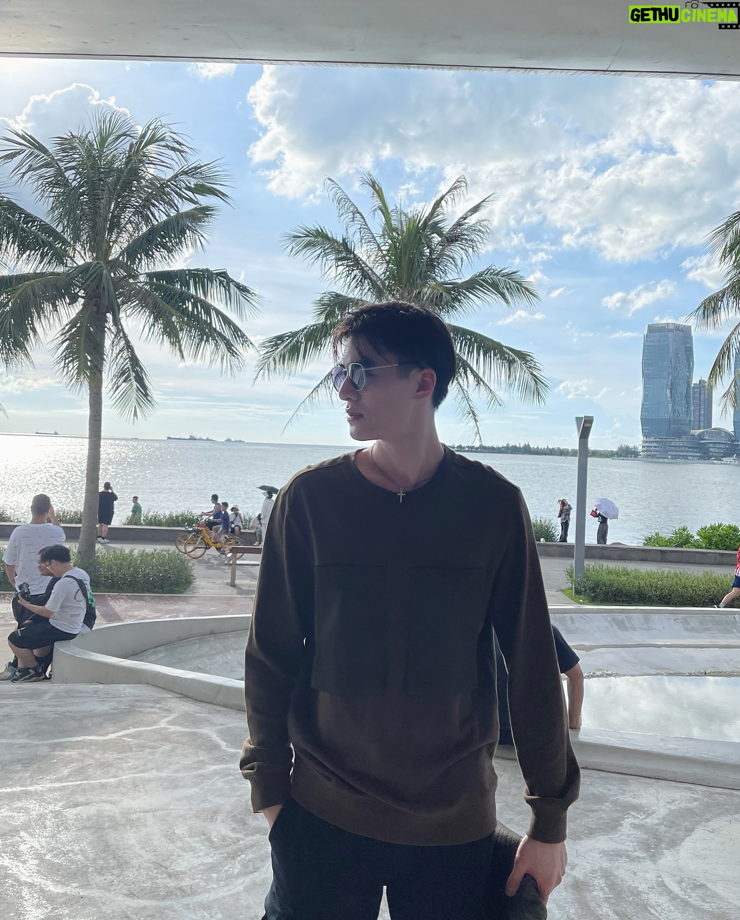 Pornpawit Putthisethakul - 2.2K Likes - Man with A Book , Look so calm , Warm in the heart as much as you can!😀😄 #SilenceQuote #海南 #图书馆 #公园