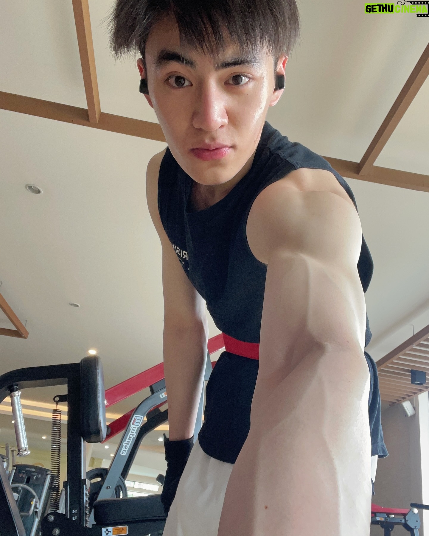 Pornpawit Putthisethakul - 4K Likes - I am A Man himself , I don’t know why but
I tried my best to be different from the rest😜😝 #NoPainNoGain #ManHimSelf #StriveForGreatness