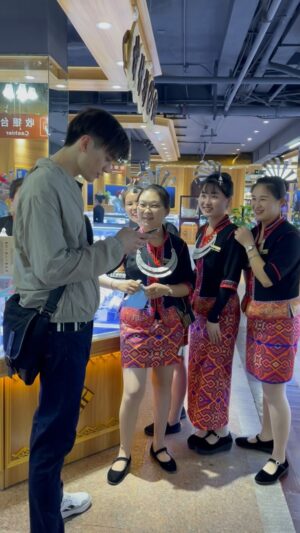Pornpawit Putthisethakul Instagram - Somebody called me by not knowing my name😚😍 
#ManOfPeople #LifeisLov3 #GiveHeartGiveAll #中国