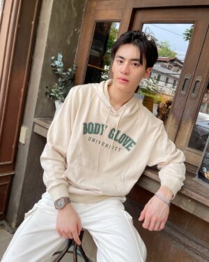 Pornpawit Putthisethakul Instagram - คอลเลกชัน ”SC University“ จาก Body Glove ได้แรงบันดาลใจจาก Sport Club ออกแบบมาให้คุณ mix and match ได้ง่าย ๆ ทุกโอกาส สนุกไปกับการแต่งตัวในสไตล์ของคุณ! ‼️😎
พิกัด : https://s.shopee.co.th/3q2ULT99yB

#BodyGloveTH #SportyOutfit #HoodieStyle