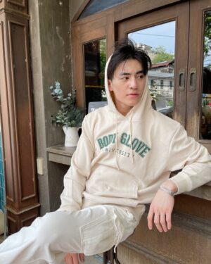 Pornpawit Putthisethakul Instagram - คอลเลกชัน ”SC University“ จาก Body Glove ได้แรงบันดาลใจจาก Sport Club ออกแบบมาให้คุณ mix and match ได้ง่าย ๆ ทุกโอกาส สนุกไปกับการแต่งตัวในสไตล์ของคุณ! ‼️😎
พิกัด : https://s.shopee.co.th/3q2ULT99yB

#BodyGloveTH #SportyOutfit #HoodieStyle