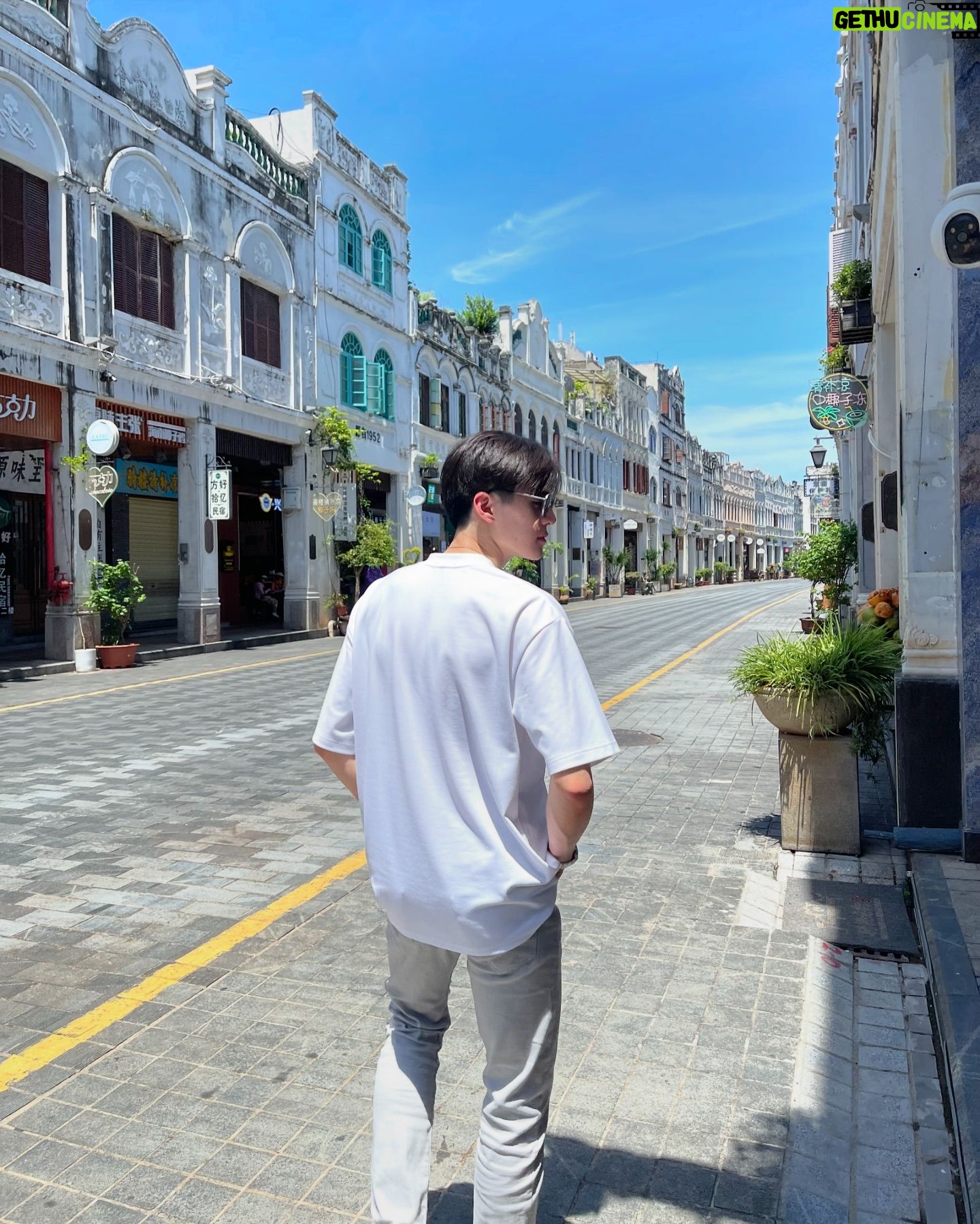 Pornpawit Putthisethakul - 2.6K Likes - I’m saying Summer in China is too hot to handle😄🇨🇳
我说中国夏天太热的不得了 🔥
#LiveLaughLove #ChinaTravel #夏天到了☀️