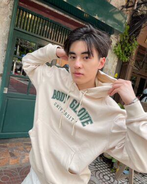 Pornpawit Putthisethakul Instagram - คอลเลกชัน ”SC University“ จาก Body Glove ได้แรงบันดาลใจจาก Sport Club ออกแบบมาให้คุณ mix and match ได้ง่าย ๆ ทุกโอกาส สนุกไปกับการแต่งตัวในสไตล์ของคุณ! ‼️😎
พิกัด : https://s.shopee.co.th/3q2ULT99yB

#BodyGloveTH #SportyOutfit #HoodieStyle
