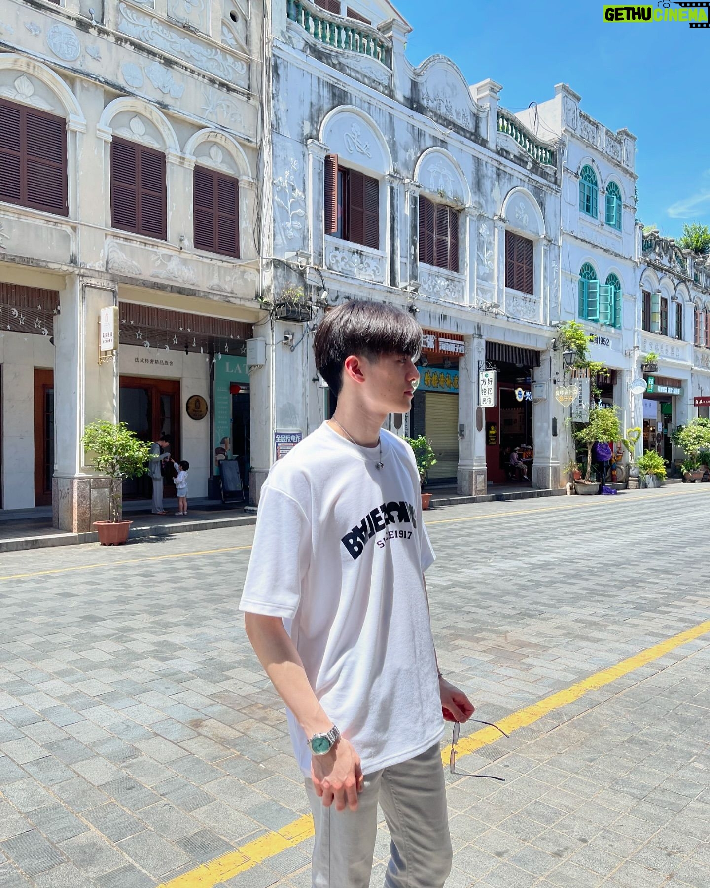 Pornpawit Putthisethakul - 2.6K Likes - I’m saying Summer in China is too hot to handle😄🇨🇳
我说中国夏天太热的不得了 🔥
#LiveLaughLove #ChinaTravel #夏天到了☀️