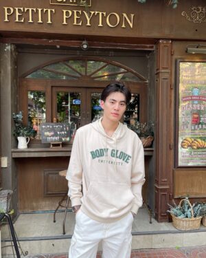 Pornpawit Putthisethakul Instagram - คอลเลกชัน ”SC University“ จาก Body Glove ได้แรงบันดาลใจจาก Sport Club ออกแบบมาให้คุณ mix and match ได้ง่าย ๆ ทุกโอกาส สนุกไปกับการแต่งตัวในสไตล์ของคุณ! ‼️😎
พิกัด : https://s.shopee.co.th/3q2ULT99yB

#BodyGloveTH #SportyOutfit #HoodieStyle