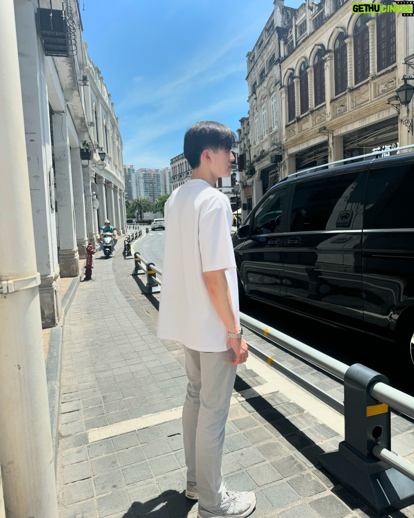 Pornpawit Putthisethakul - 2.6K Likes - I’m saying Summer in China is too hot to handle😄🇨🇳
我说中国夏天太热的不得了 🔥
#LiveLaughLove #ChinaTravel #夏天到了☀️