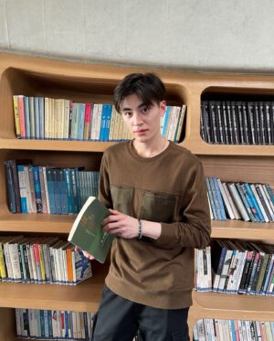 Pornpawit Putthisethakul Instagram - Man with A Book , Look so calm , Warm in the heart as much as you can!😀😄 #SilenceQuote #海南 #图书馆 #公园