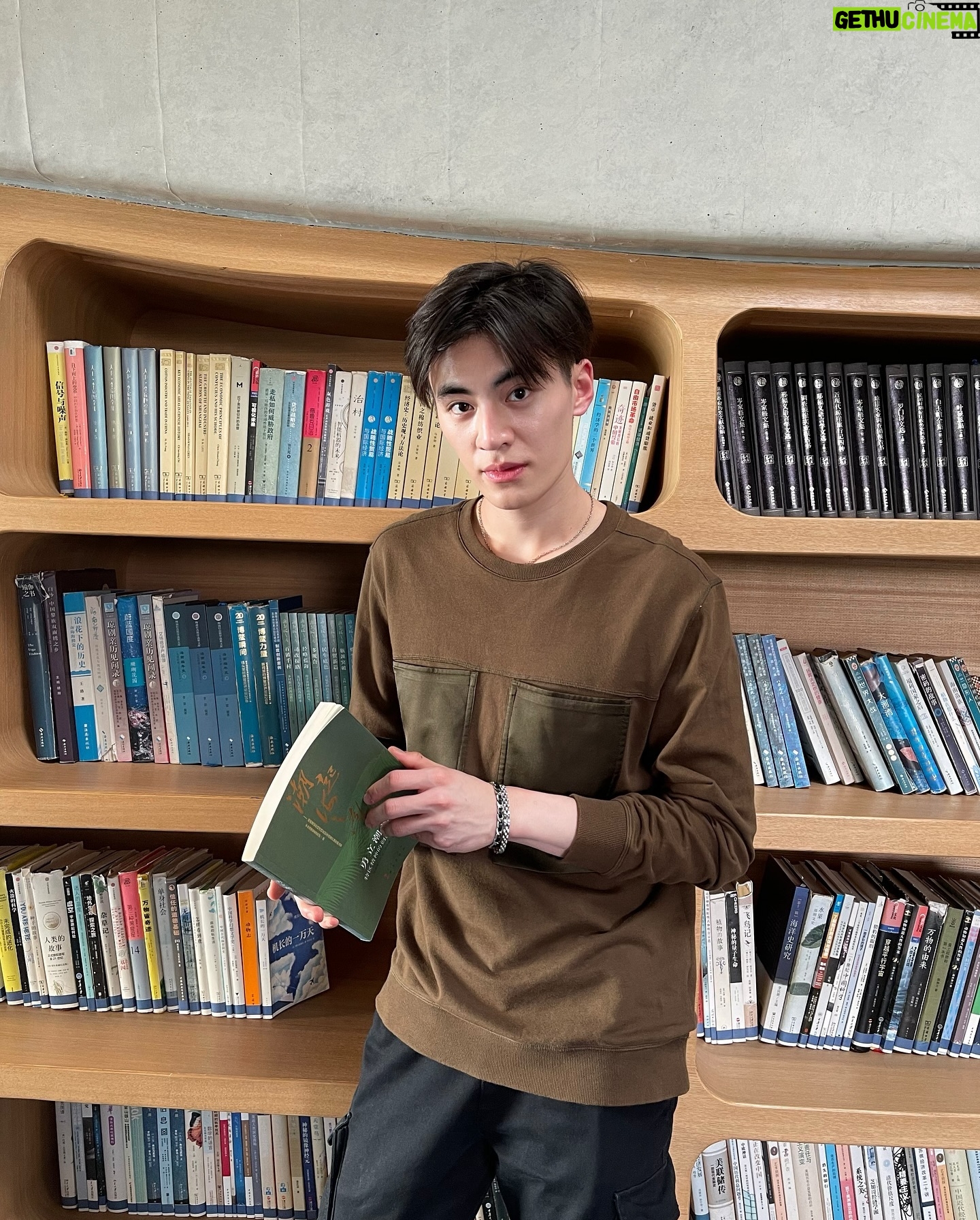 Pornpawit Putthisethakul - 2.2K Likes - Man with A Book , Look so calm , Warm in the heart as much as you can!😀😄 #SilenceQuote #海南 #图书馆 #公园