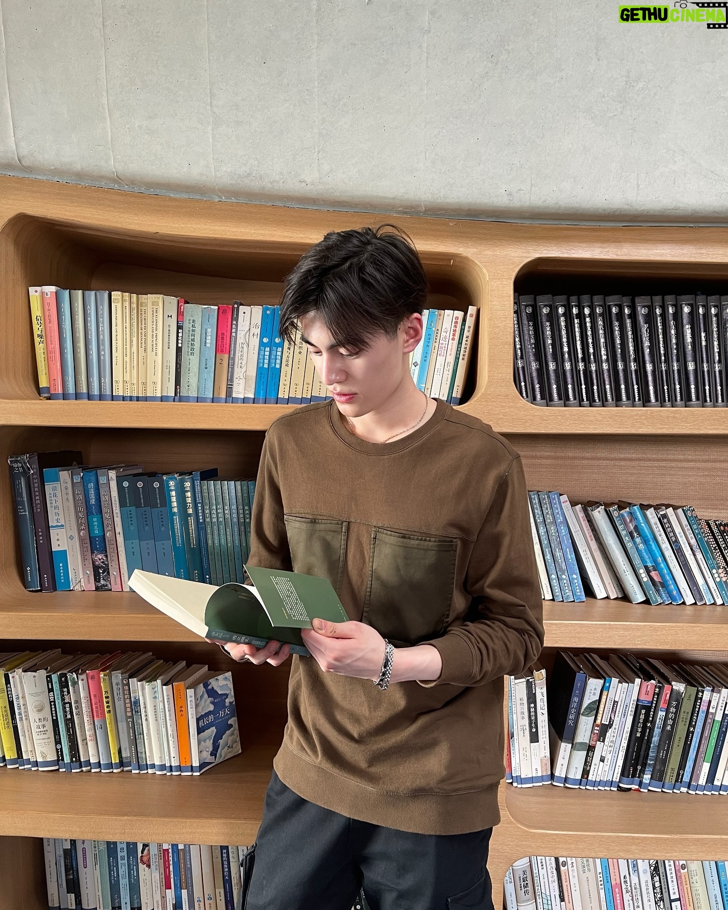 Pornpawit Putthisethakul - 2.2K Likes - Man with A Book , Look so calm , Warm in the heart as much as you can!😀😄 #SilenceQuote #海南 #图书馆 #公园