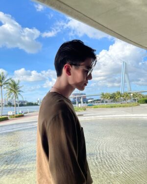 Pornpawit Putthisethakul Instagram - Man with A Book , Look so calm , Warm in the heart as much as you can!😀😄 #SilenceQuote #海南 #图书馆 #公园