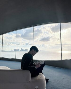 Pornpawit Putthisethakul Instagram - Man with A Book , Look so calm , Warm in the heart as much as you can!😀😄 #SilenceQuote #海南 #图书馆 #公园